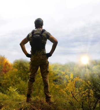Yalnız, yorgun, genç, ABD 'li, NATO' lu erkek, dinleniyor. Kalça bel, bak. Tehlike ormanı, ağaç ışığı, beyaz gökyüzü mesaj sahası. Yalnız üzgün üzgün üzgün üzgün üzgün hisset. Kayıp veteriner kahraman tanrı inancı kavramı.
