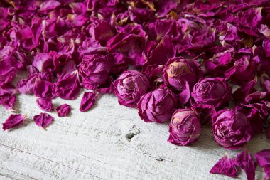 Eski sanat eseri parlak pembe mor koku spa çiçekli yağ yığını metin kopyalama uzayı. Güzellik retro kırsal festival detoks bitkisel diyet aşk sembolü evli kartı selamla üst makro görünüm masa masası sınır tasarımı