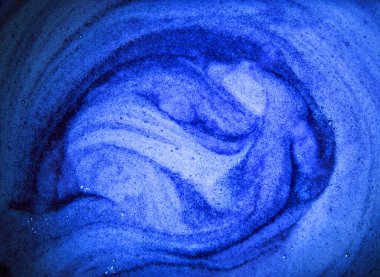 Makro parlak cyan parlak parlak, ıslak, kalın hava yuvarlak, sarmal meyve suyu, reçel sosu leke elementi kavramını kapatın. Sanat tasarımı koyu sulu renk yumuşak spa yağlı jel köpüklü metin alanı üst görünümü