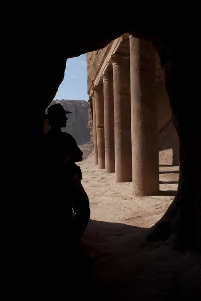 Авантюрист в Petra — стокове фото