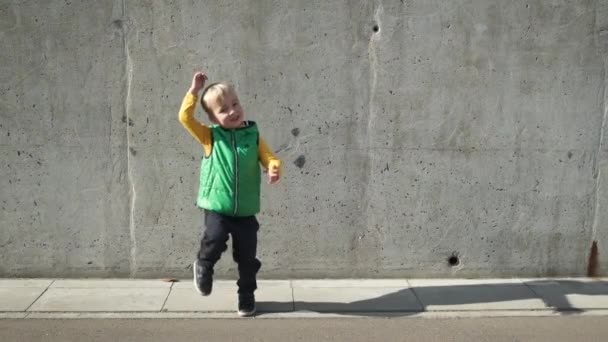 Cool Trendig Modern Förskola Barn Pojke Gula Och Gröna Kläder — Stockvideo