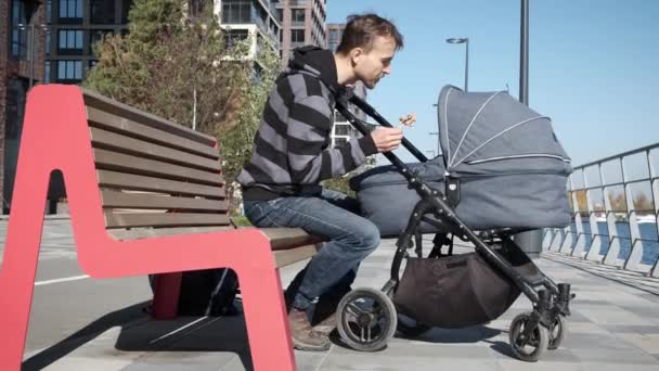 Knappe Jongeman Die Pasgeborenen Kalmeert Een Kinderwagen Straat Vader Rock — Stockvideo