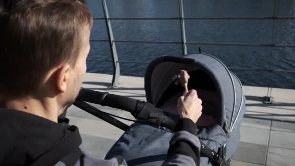 Baba Bebek Arabasını Sallar Bebeği Eko Ahşap Çıngırakla Eğlendirir Babam — Stok video