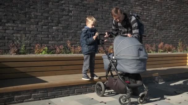 Vader Peuter Zoon Proberen Kalmeren Pasgeborene Wandelwagen Stad Straat Uitgeput — Stockvideo
