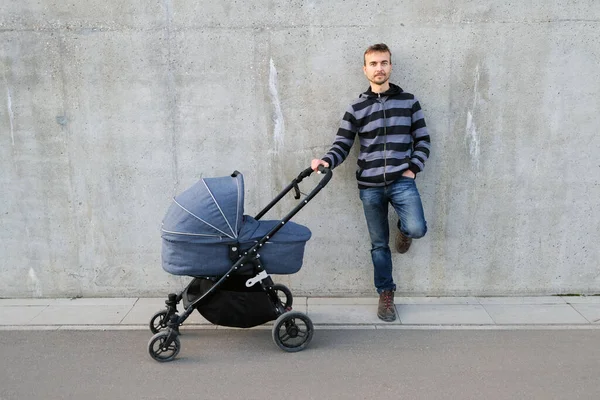 Schöner Moderner Vater Mit Neugeborenem Kinderwagen Der Neben Grauer Betonwand — Stockfoto