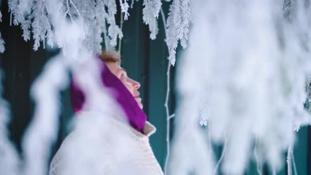 Portret Dojrzałej Starszej Kobiety Zimowych Ubraniach Pokrytych Śnieżnymi Gałązkami Jodły — Wideo stockowe