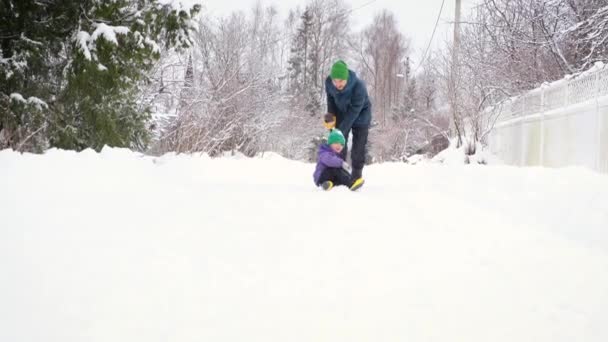 Padre Hijo Divierten Invierno Mientras Palean Nieve Fresca Camino Rural — Vídeos de Stock