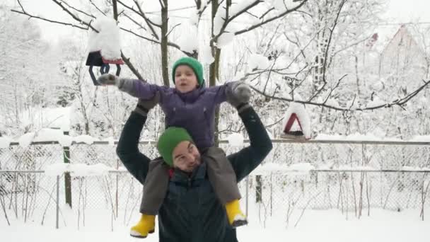 Зимові Забави Милий Хлопчик Сидить Плечах Тата Танцює Співає Задньому — стокове відео