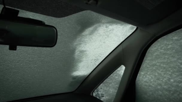 Persona Que Quita Hielo Nieve Del Parabrisas Congelado Con Cepillo — Vídeos de Stock