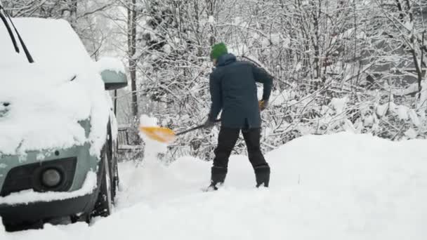 Man Shovel Cleaning Road Snow Covered Car Heavy Snowfall Bad – stockvideo