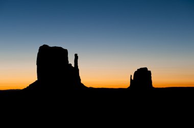 monument valley mittens sunrise adlı silüeti.