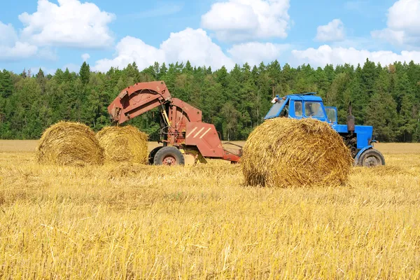 Трактор за работой в поле — стоковое фото
