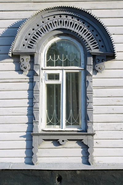 Het venster van een oud huis — Stockfoto