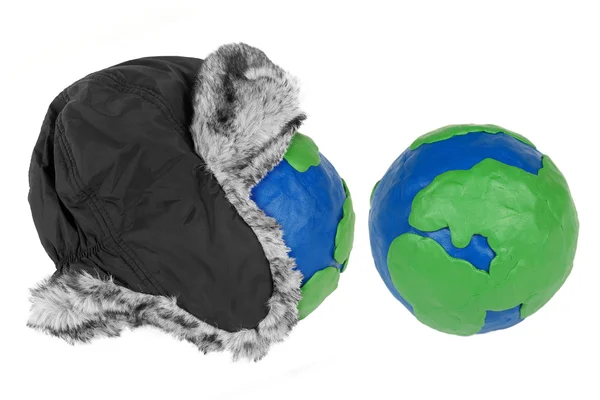 Chapéu de inverno e dois hemisférios de plasticina — Fotografia de Stock