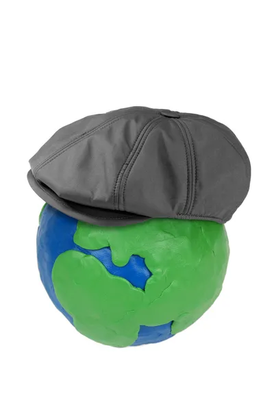 Пластилиновый глобус и шапка — стоковое фото