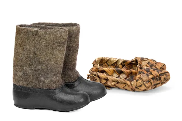 Schuhe und Stiefel aus russischem Bast — Stockfoto