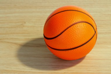 Basketbol topu yere düştü.