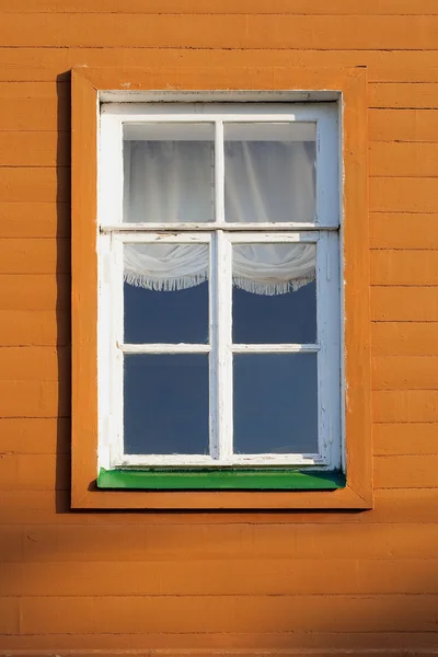 木造の家の窓 — ストック写真