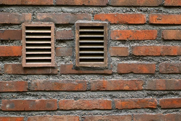 windows ile tuğla duvar