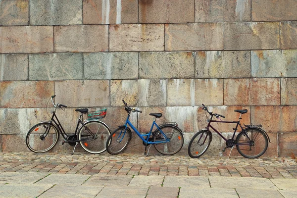 Bicicletas perto da parede — Fotografia de Stock