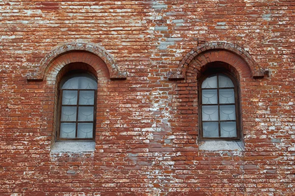 Parede de tijolo e duas janelas — Fotografia de Stock