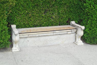 parkta yaşlı bir tezgah