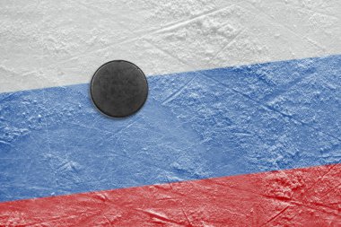 Rus bayrağı ve pakı buz üstünde