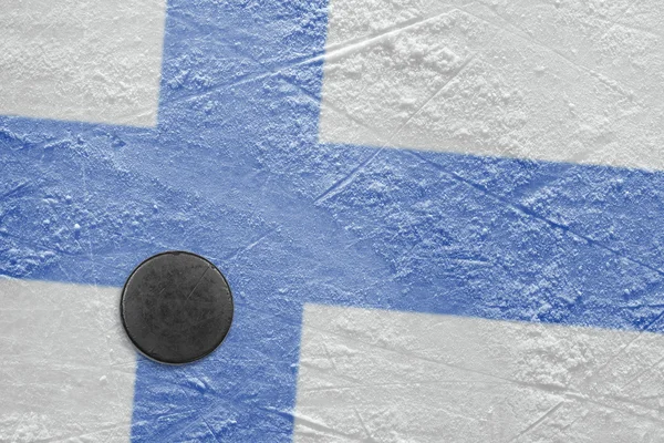 Drapeau finlandais et la rondelle sur la glace — Photo