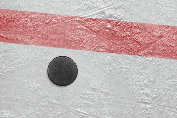 Puck su una pista da hockey — Foto Stock