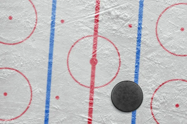 Puck auf einer Eishockeybahn — Stockfoto