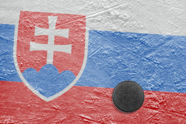 Словацкий флаг и шайба на льду
