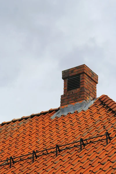 Dachówka dachu i murowany komin — Zdjęcie stockowe