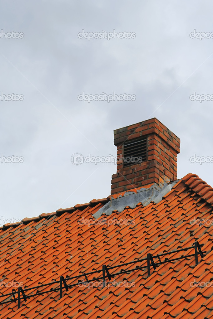 Fotos de Azulejos techo y chimenea de ladrillo - Imagen de © karych