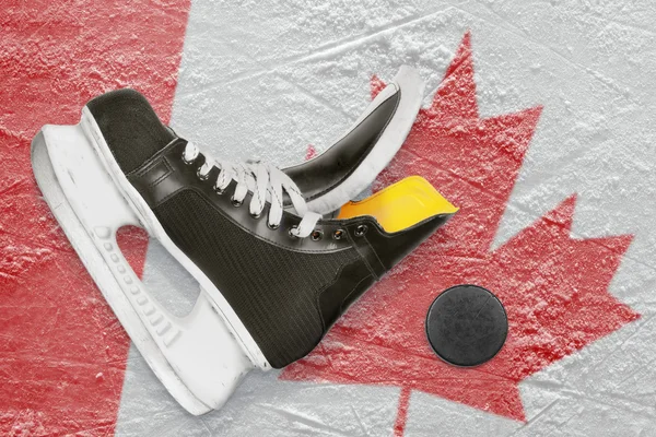 Puck, patins e bandeira canadense — Fotografia de Stock