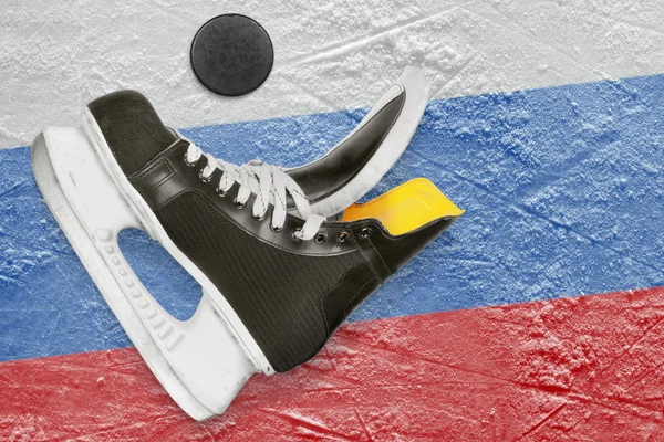 Puck, patins e a bandeira russa — Fotografia de Stock