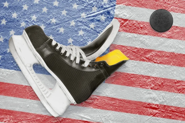 Puck, patins e bandeira americana — Fotografia de Stock