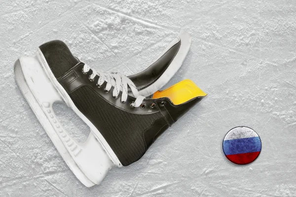 Hockey skates and puck — Stock Photo, Image