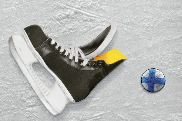 Eishockey-Schlittschuhe und Puck — Stockfoto