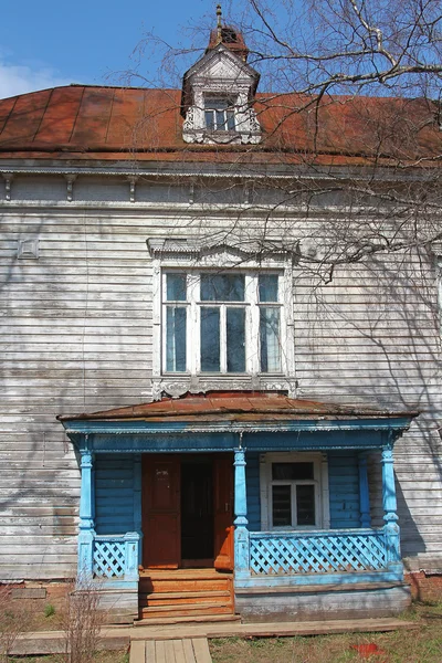 Sundurma ile eski ev — Stok fotoğraf