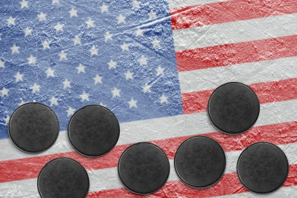 Amerikanische Flagge und Unterlegscheiben auf dem Eis — Stockfoto