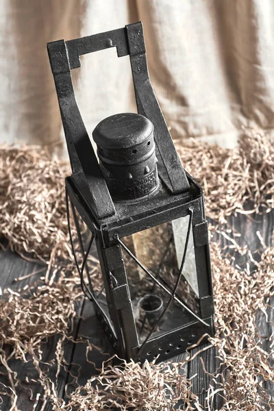 Lámpara Metálica Antigua Sobre Una Mesa Madera —  Fotos de Stock