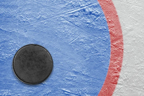Buz arenasında duran bir hokey aksesuarı. Hokey sezonu, konsept