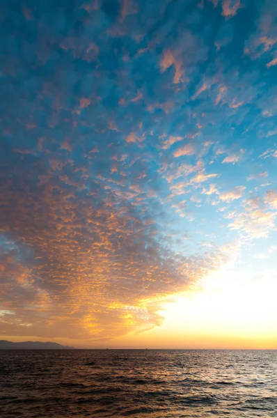 Σύννεφα στο ηλιοβασίλεμα πάνω από τον Ειρηνικό Ωκεανό — Φωτογραφία Αρχείου