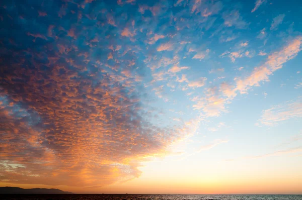 gün batımında cirrocumulus bulutlar