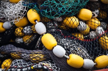 Sarı ve beyaz yüzen ile balık ağlarına
