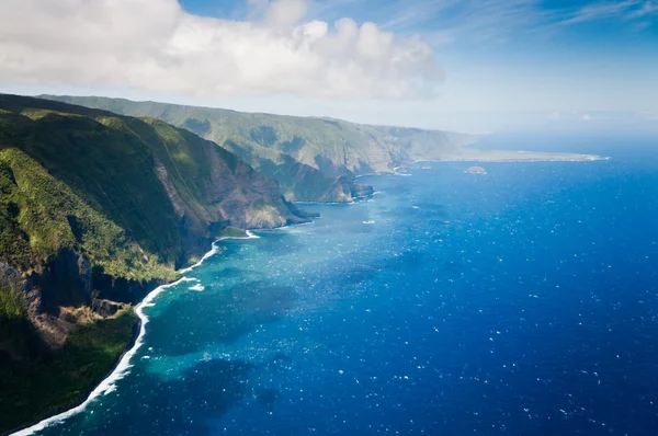 モロカイ島の海岸線の緑の丘. ストック画像