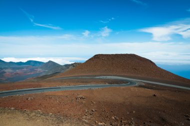 haleakala tepesine virajlı yol