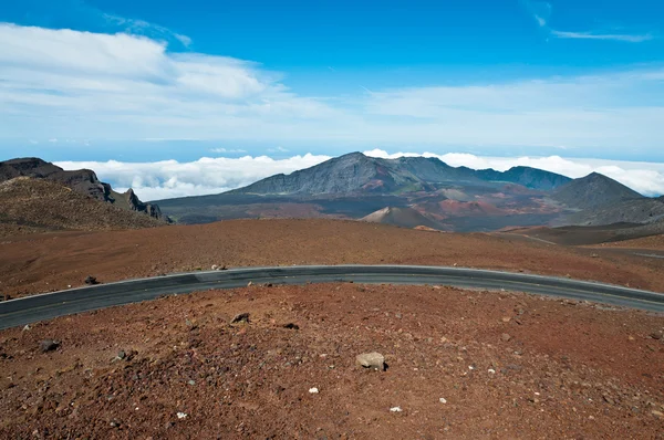 Road climbing above Haleakala crater in Maui — Stock Photo, Image