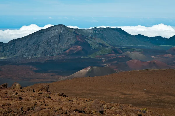 哈莱阿卡拉火山口和云下. — 图库照片