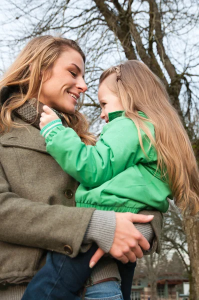 Zâmbind mama și fiica în parc — Fotografie, imagine de stoc